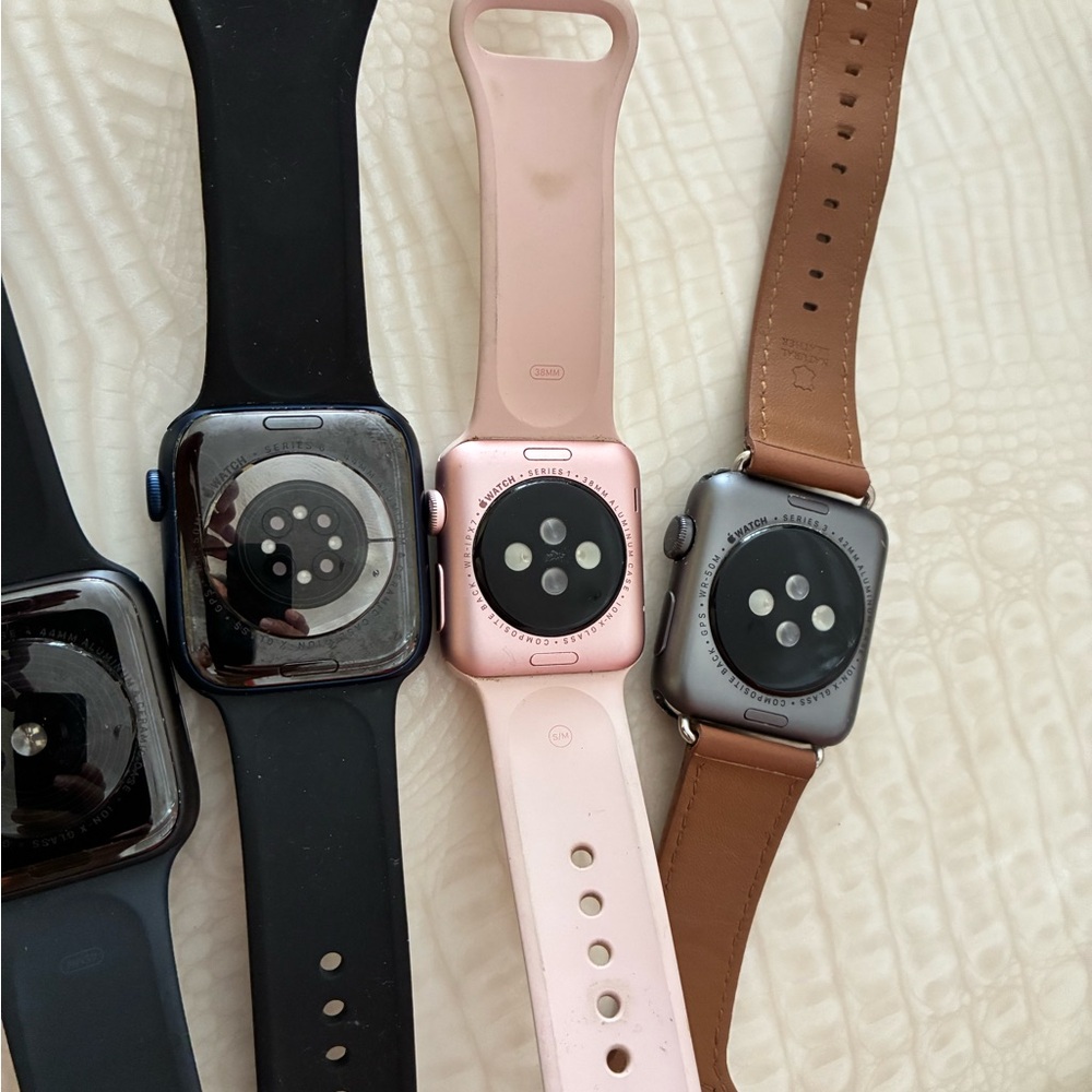Apple.  Samsung.  Fitbit lot of 25.  for repair broken damaged - Picture 3 of 16